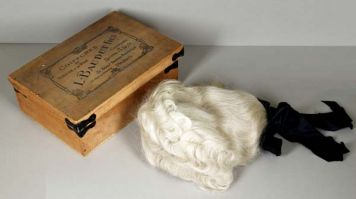 Парик из синтетических волос с повязкой из черной ленты в оригинальной коробке. XIX в., Париж.