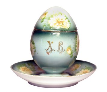 Чашка с блюдцем и крышкой, выполненная в виде пасхального яйца.