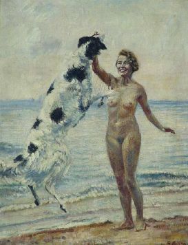 Лени Рифеншталь на фоне моря с собакой.