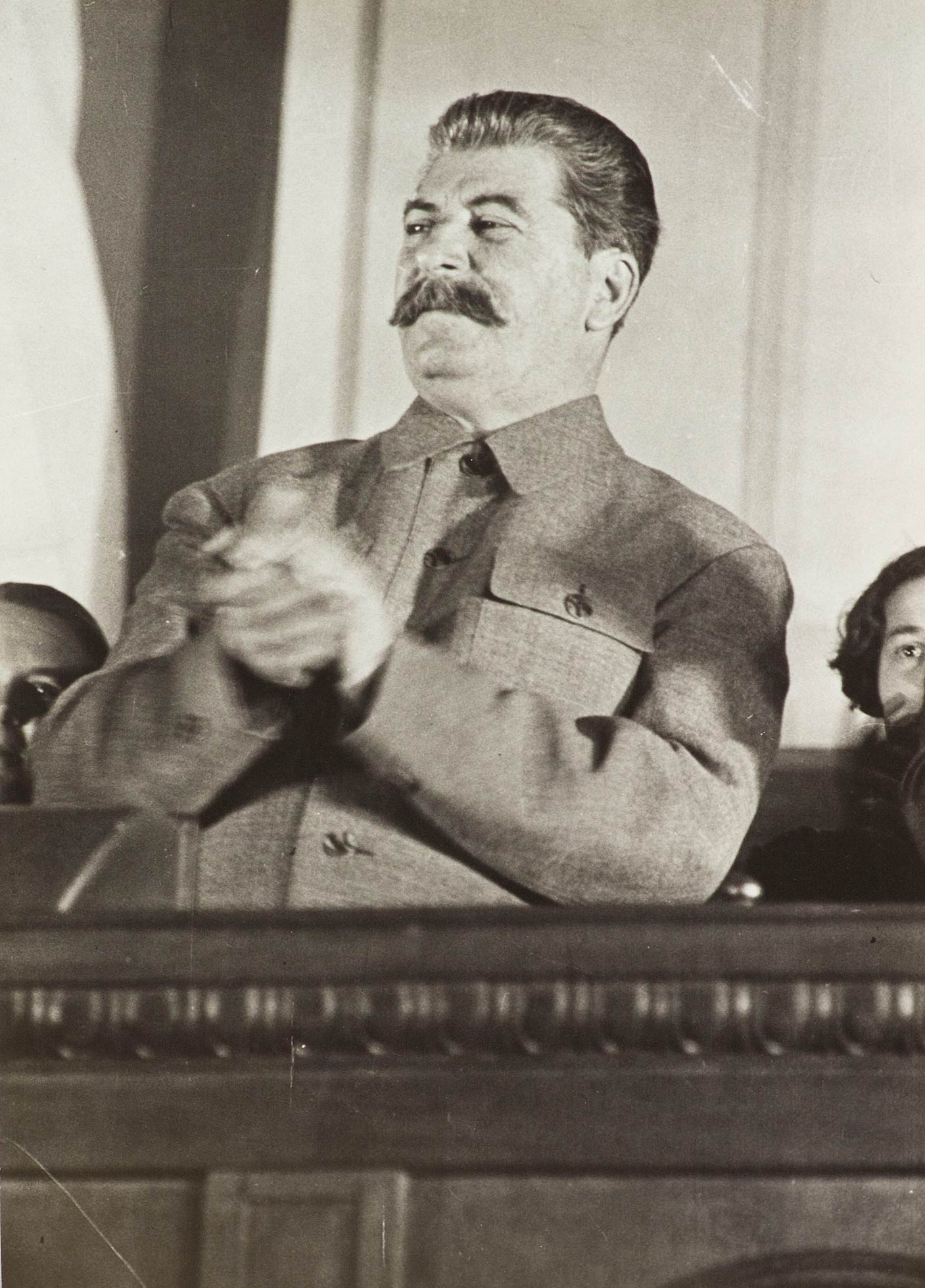 Сталин на совещании жен командиров РККА.