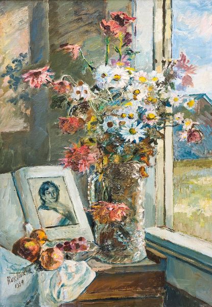 Ваза с цветами и книга около окна.