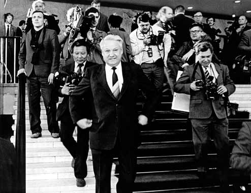 Б.Н. Ельцин выходит из партии.