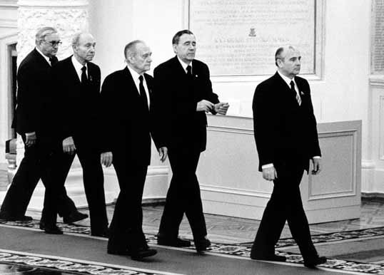 Члены Политбюро КПСС на похоронах К. Черненко.