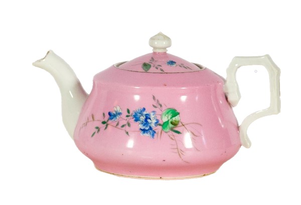 Чайник с росписью полевыми цветами на розовом фоне.