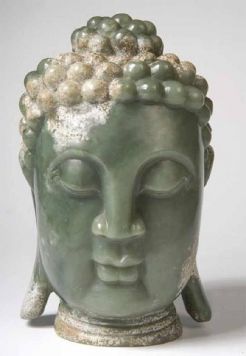 Голова Будды из зеленого нефрита.