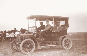 Барон В.Б. Фредерикс и сопровождающие его лица в автомобиле марки Mersedes Simples.