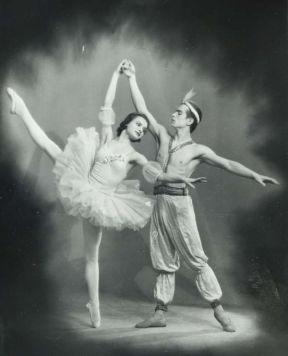 Комплект из десяти фотографий, представляющих балетные сцены с Рудольфом Нуриевым.