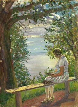 Женщина, читающая книгу на берегу.