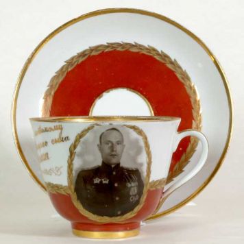 Чашка с блюдцем с изображением портрета полковника Советской Армии и дарственной надписью.
