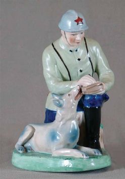 Скульптура «Красноармеец-связист со служебной собакой».