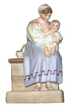 Россия, Фабрика Гарднера Скульптурная композиция «Женщина, кормящая младенца» по модели завода Попова 1950-х годов.