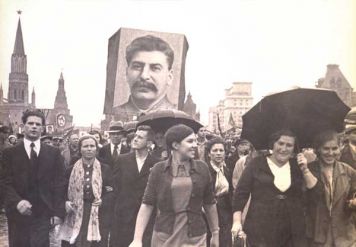 «Спасибо товарищу Сталину за наше счастливое детство!». Красная площадь. Москва. 1937 г.