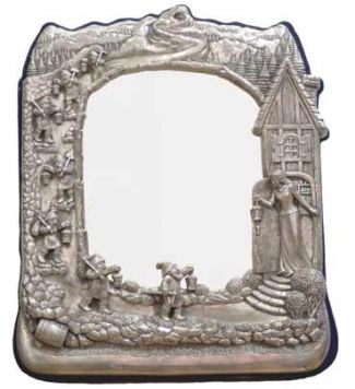 Зеркало для будуара, декорированное рельефным изображением по мотивам сказки 