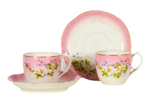 Две чайные пары с росписью цветами вишни на розовом фоне.