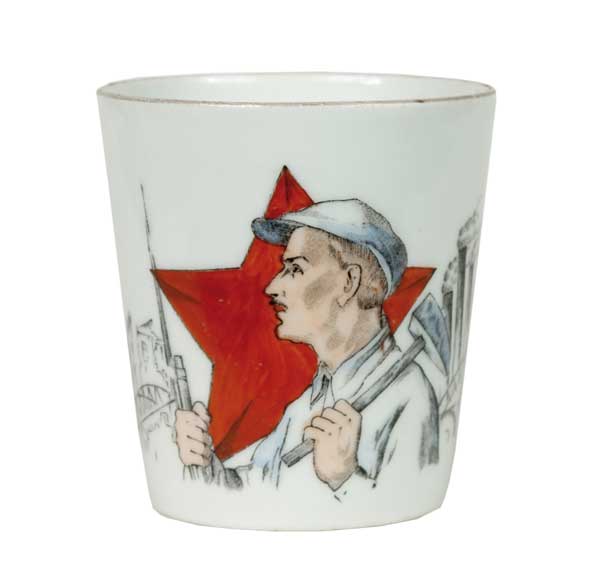 A glass with a commemorative inscription “In memory of the drummer of the Picturesque Workshop.”