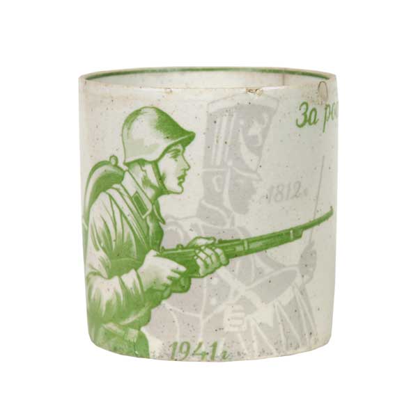A glass with the image of the defenders of the Fatherland during the War of 1812 and the Great Patriotic War, as well as the motto “For the Motherland!”
