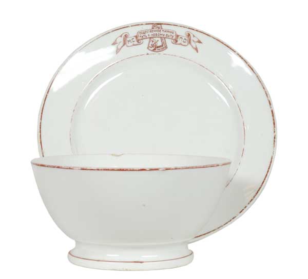 A plate and a candy bowl with the red logo of the Moscow Union of Consumer Societies of the RSFSR and the inscription on the ribbon “Public catering - the path to a new way of life.”