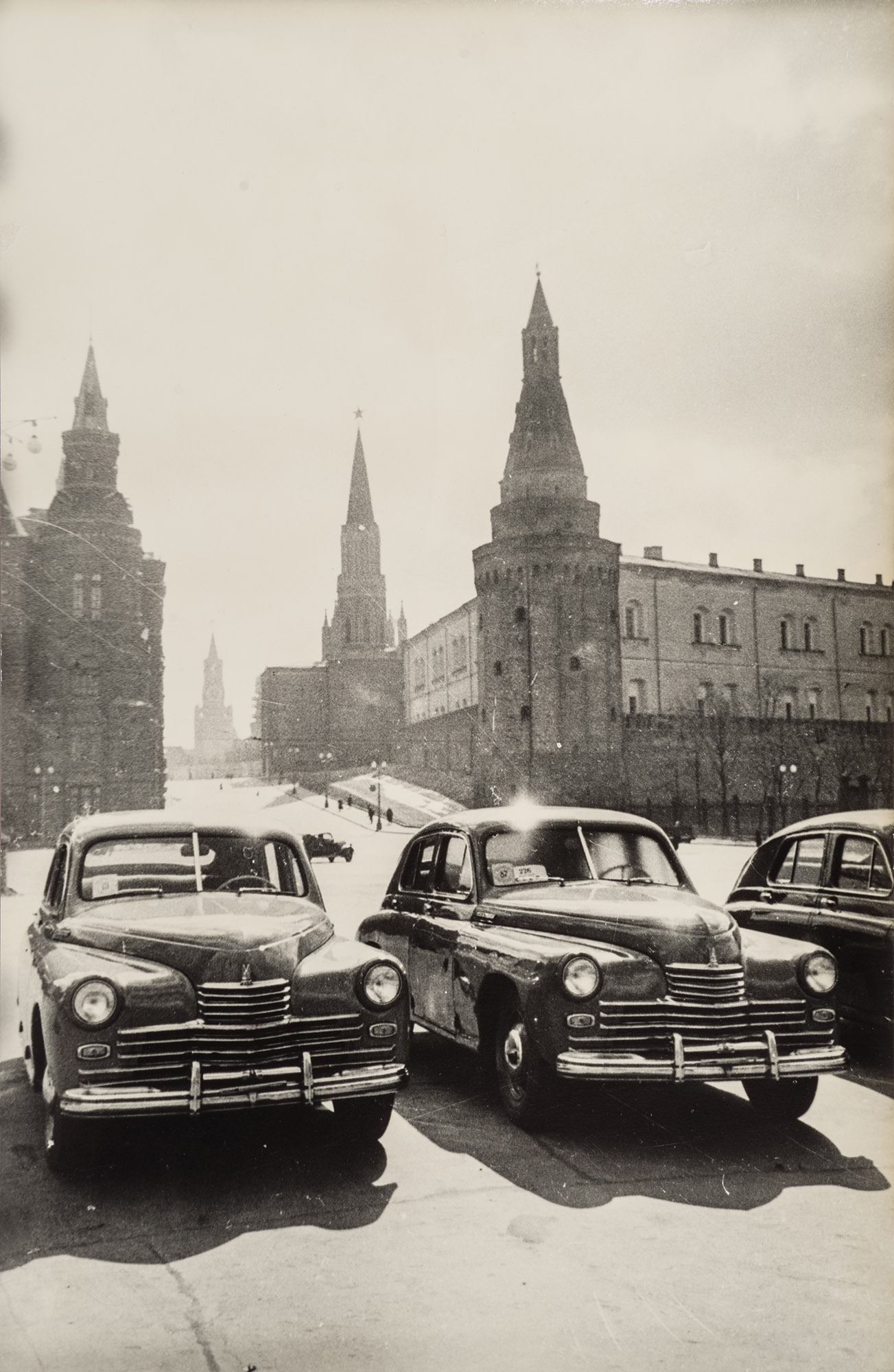 Стоянка автомашин на Манежной площади. Москва.