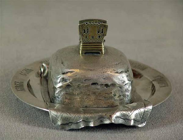 Moscow, unknown master. A butter dish made in the form of a loaf with a salt shaker standing in the center, decorated with the engraving “BREAD SALT EAT GOOD PEOPLE LISTEN”